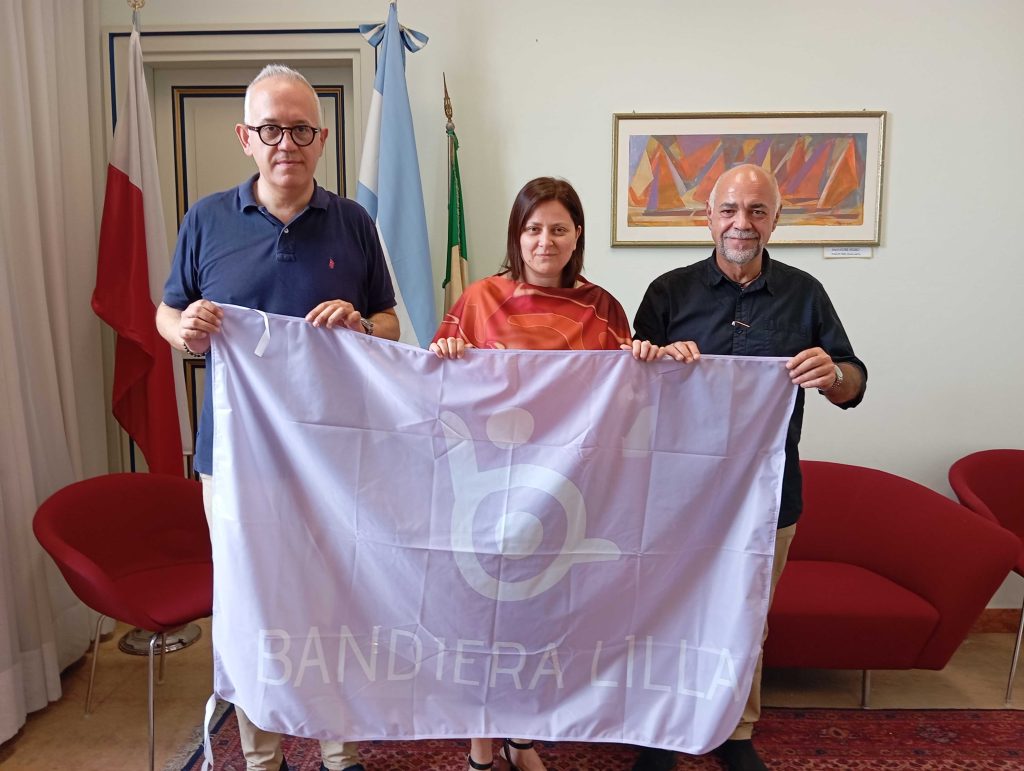 Il presidente consegna la Bandiera Lilla al Sindaco e all'assessore di Civitanova Marche