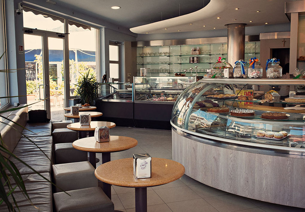 un moderno bar con pasti in esposizione