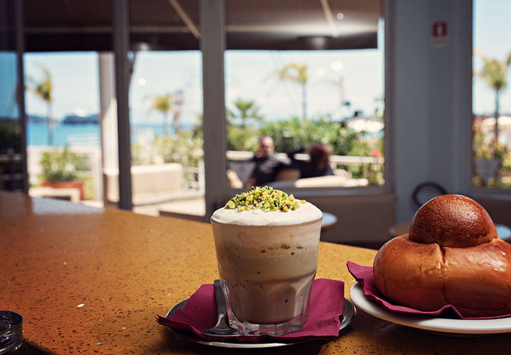 colazione con brioche e granita al caffè