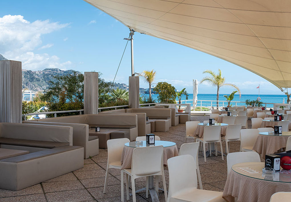 La terrazza all'aperto coperta da un tendone sul mare