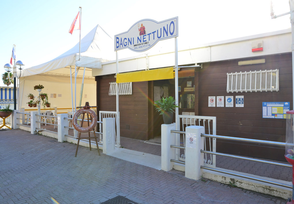 Accesso allo stabilimento dal lungomare, con una piccola rampa
