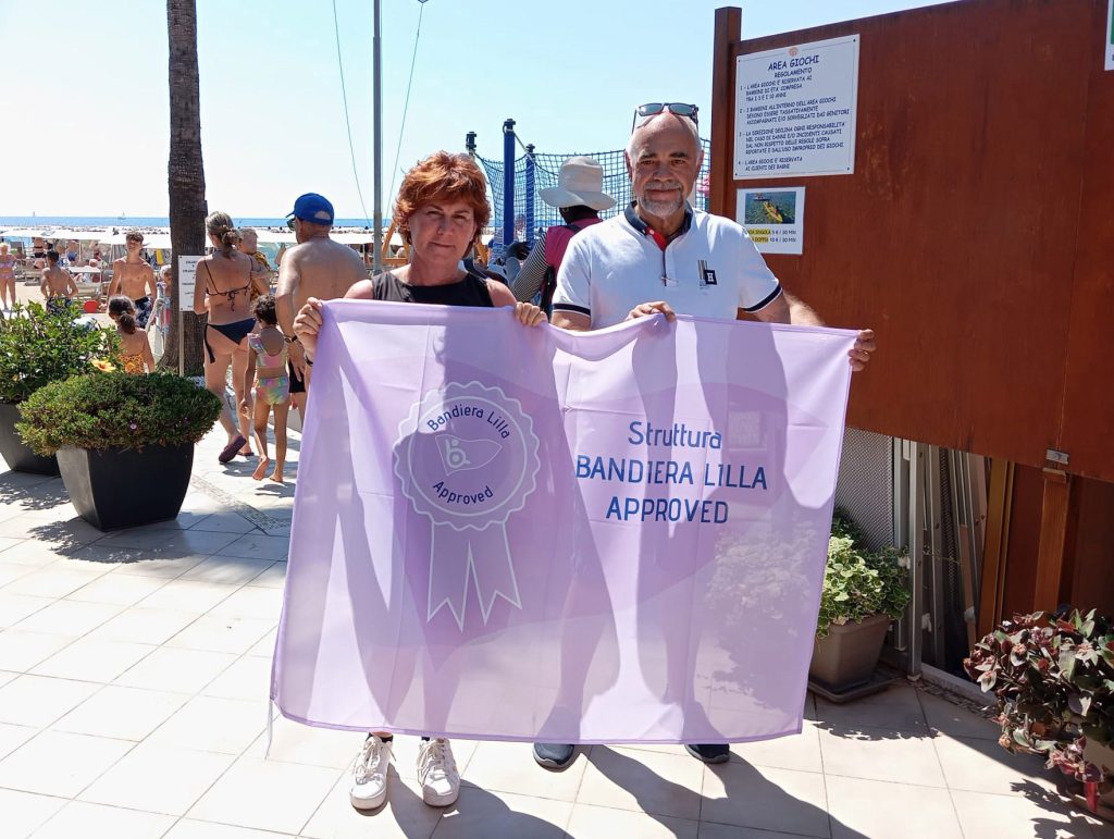 Borghetto Santo Spirito, 26 luglio 2024 - Un grande risultato per l’accessibilità a Borghetto Santo Spirito, borgo del Ponente Ligure dove, con l’impegno dell’associazione locale dei Balneari, Borghetto Mare, ben otto stabilimenti hanno ottenuto il marchio Bandiera Lilla Approved. Sensibilità e lungimiranza Dopo aver esaminato gli stabilimenti e assegnato il riconoscimento, il presidente Bazzano ha affermato: "Abbiamo verificato con piacere quale sia il livello di attenzione verso le persone con esigenze speciali anche da parte degli stabilimenti balneari nei Comuni che non hanno la Bandiera Lilla. Ciò significa che non solo la sensibilità etica, ma anche la lungimiranza imprenditoriale sono utili a fornire servizi adeguati per le persone con necessità speciali.” Le spiagge ad aver ottenuto il riconoscimento sono: Bagni Antille, Bagni Corsaro, Bagni La Playa, Bagni Marina C, Bagni Marino, Bagni Nettuno, Bagni Roby e Bagni Sole Mare. Bandiera Lilla Approved: un marchio per il turismo inclusivo Bandiera Lilla Approved è un marchio nato con l'obiettivo di promuovere il turismo accessibile in Italia, valorizzando le imprese private e le realtà associative che si impegnano concretamente per rendere i propri servizi fruibili da tutti, a partire dalle persone con disabilità. Bandiera Lilla Approved offre alle imprese uno strumento per misurare i propri progressi e individuare i punti su cui intervenire per migliorare ulteriormente l'accessibilità dei propri servizi. Tutti i dettagli sull'accessibilità, e non solo, saranno presto disponibili sulla pagina dedicata agli stabilimenti su