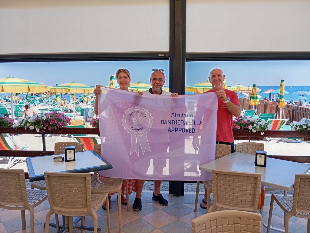 Borghetto Santo Spirito, 26 luglio 2024 - Un grande risultato per l’accessibilità a Borghetto Santo Spirito, borgo del Ponente Ligure dove, con l’impegno dell’associazione locale dei Balneari, Borghetto Mare, ben otto stabilimenti hanno ottenuto il marchio Bandiera Lilla Approved. Sensibilità e lungimiranza Dopo aver esaminato gli stabilimenti e assegnato il riconoscimento, il presidente Bazzano ha affermato: "Abbiamo verificato con piacere quale sia il livello di attenzione verso le persone con esigenze speciali anche da parte degli stabilimenti balneari nei Comuni che non hanno la Bandiera Lilla. Ciò significa che non solo la sensibilità etica, ma anche la lungimiranza imprenditoriale sono utili a fornire servizi adeguati per le persone con necessità speciali.” Le spiagge ad aver ottenuto il riconoscimento sono: Bagni Antille, Bagni Corsaro, Bagni La Playa, Bagni Marina C, Bagni Marino, Bagni Nettuno, Bagni Roby e Bagni Sole Mare. Bandiera Lilla Approved: un marchio per il turismo inclusivo Bandiera Lilla Approved è un marchio nato con l'obiettivo di promuovere il turismo accessibile in Italia, valorizzando le imprese private e le realtà associative che si impegnano concretamente per rendere i propri servizi fruibili da tutti, a partire dalle persone con disabilità. Bandiera Lilla Approved offre alle imprese uno strumento per misurare i propri progressi e individuare i punti su cui intervenire per migliorare ulteriormente l'accessibilità dei propri servizi. Tutti i dettagli sull'accessibilità, e non solo, saranno presto disponibili sulla pagina dedicata agli stabilimenti su