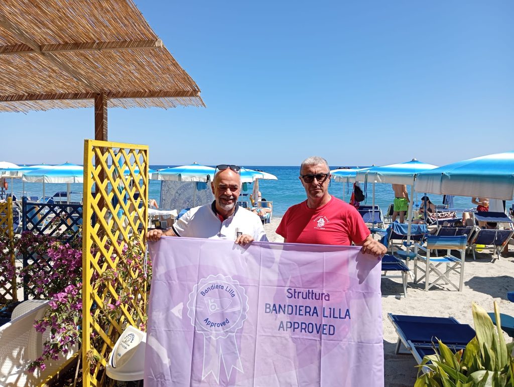 Borghetto Santo Spirito, 26 luglio 2024 - Un grande risultato per l’accessibilità a Borghetto Santo Spirito, borgo del Ponente Ligure dove, con l’impegno dell’associazione locale dei Balneari, Borghetto Mare, ben otto stabilimenti hanno ottenuto il marchio Bandiera Lilla Approved. Sensibilità e lungimiranza Dopo aver esaminato gli stabilimenti e assegnato il riconoscimento, il presidente Bazzano ha affermato: "Abbiamo verificato con piacere quale sia il livello di attenzione verso le persone con esigenze speciali anche da parte degli stabilimenti balneari nei Comuni che non hanno la Bandiera Lilla. Ciò significa che non solo la sensibilità etica, ma anche la lungimiranza imprenditoriale sono utili a fornire servizi adeguati per le persone con necessità speciali.” Le spiagge ad aver ottenuto il riconoscimento sono: Bagni Antille, Bagni Corsaro, Bagni La Playa, Bagni Marina C, Bagni Marino, Bagni Nettuno, Bagni Roby e Bagni Sole Mare. Bandiera Lilla Approved: un marchio per il turismo inclusivo Bandiera Lilla Approved è un marchio nato con l'obiettivo di promuovere il turismo accessibile in Italia, valorizzando le imprese private e le realtà associative che si impegnano concretamente per rendere i propri servizi fruibili da tutti, a partire dalle persone con disabilità. Bandiera Lilla Approved offre alle imprese uno strumento per misurare i propri progressi e individuare i punti su cui intervenire per migliorare ulteriormente l'accessibilità dei propri servizi. Tutti i dettagli sull'accessibilità, e non solo, saranno presto disponibili sulla pagina dedicata agli stabilimenti su