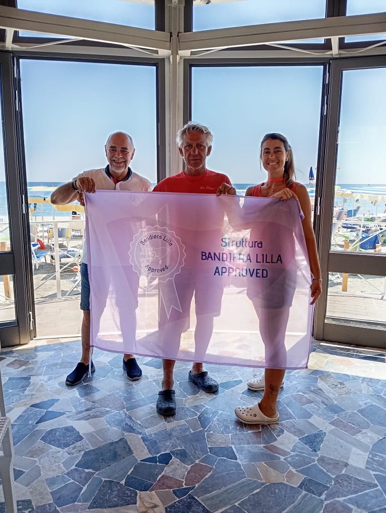 Il presidente di Bandiera Lilla consegna la Bandiera Lilla Approved agli stabilimenti