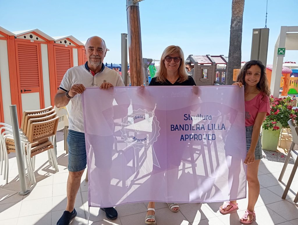 Borghetto Santo Spirito, 26 luglio 2024 - Un grande risultato per l’accessibilità a Borghetto Santo Spirito, borgo del Ponente Ligure dove, con l’impegno dell’associazione locale dei Balneari, Borghetto Mare, ben otto stabilimenti hanno ottenuto il marchio Bandiera Lilla Approved. Sensibilità e lungimiranza Dopo aver esaminato gli stabilimenti e assegnato il riconoscimento, il presidente Bazzano ha affermato: "Abbiamo verificato con piacere quale sia il livello di attenzione verso le persone con esigenze speciali anche da parte degli stabilimenti balneari nei Comuni che non hanno la Bandiera Lilla. Ciò significa che non solo la sensibilità etica, ma anche la lungimiranza imprenditoriale sono utili a fornire servizi adeguati per le persone con necessità speciali.” Le spiagge ad aver ottenuto il riconoscimento sono: Bagni Antille, Bagni Corsaro, Bagni La Playa, Bagni Marina C, Bagni Marino, Bagni Nettuno, Bagni Roby e Bagni Sole Mare. Bandiera Lilla Approved: un marchio per il turismo inclusivo Bandiera Lilla Approved è un marchio nato con l'obiettivo di promuovere il turismo accessibile in Italia, valorizzando le imprese private e le realtà associative che si impegnano concretamente per rendere i propri servizi fruibili da tutti, a partire dalle persone con disabilità. Bandiera Lilla Approved offre alle imprese uno strumento per misurare i propri progressi e individuare i punti su cui intervenire per migliorare ulteriormente l'accessibilità dei propri servizi. Tutti i dettagli sull'accessibilità, e non solo, saranno presto disponibili sulla pagina dedicata agli stabilimenti su