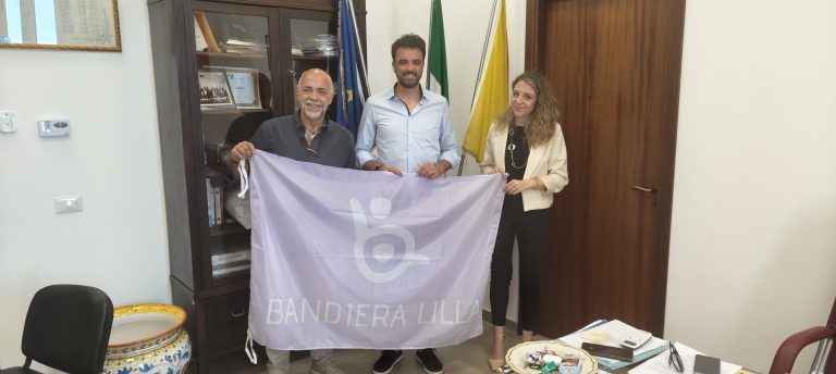Il presidente di Bandiera Lilla posa con il Sindaco e l'assessore di Caltabellotta