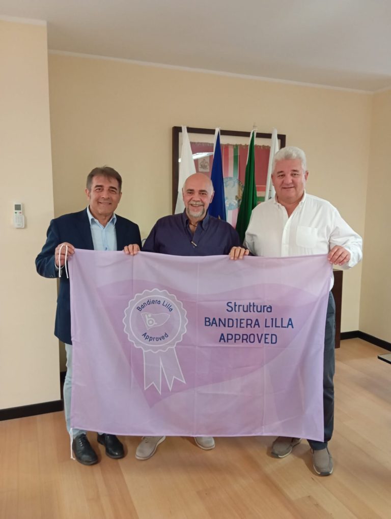 il presidente di Bandiera Lilla Roberto Bazzano consegna la Bandiera Lilla Approved al dirigente di Confcommercio Savona