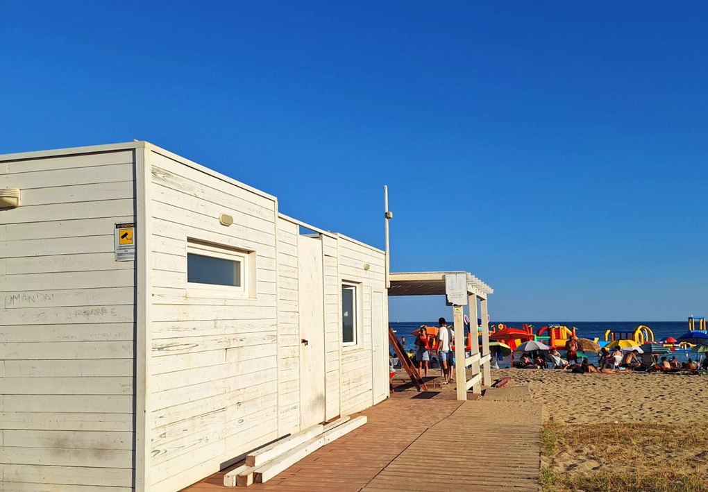 passerelle in legno circondano i servizi della spiaggia