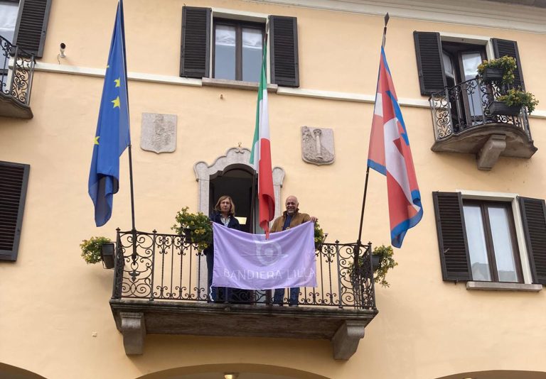 Il presidente di Bandiera Lilla e il sindaco di Baveno espongono la Bandiera Lilla davanti al municipio