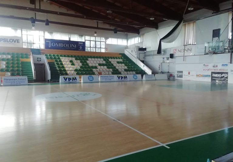 Un moderno palasport con spalti lungo i lati lunghi del campo