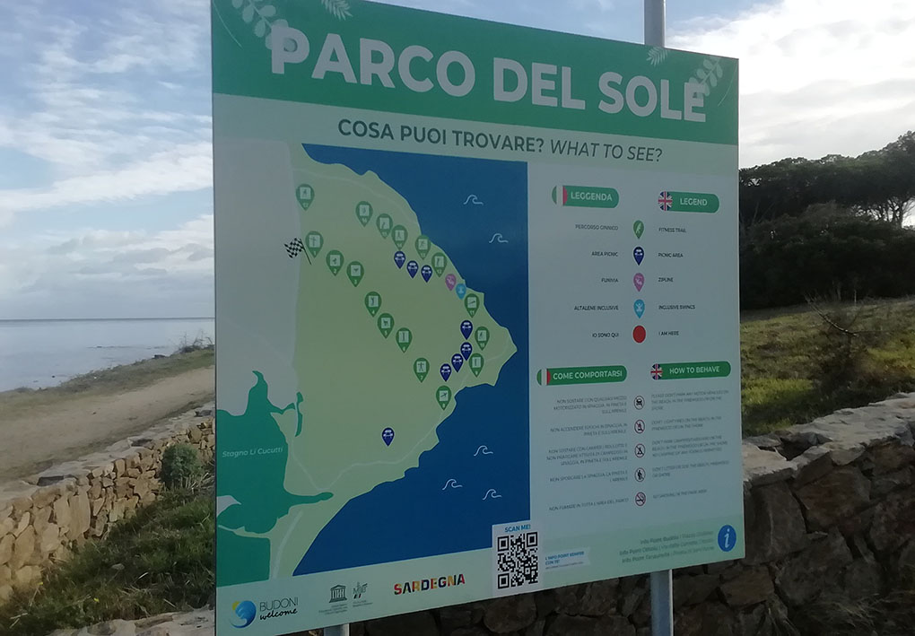 un cartello dà tutte le informazioni turistiche relative alla località. E' presente un QR code per la sua lettura.