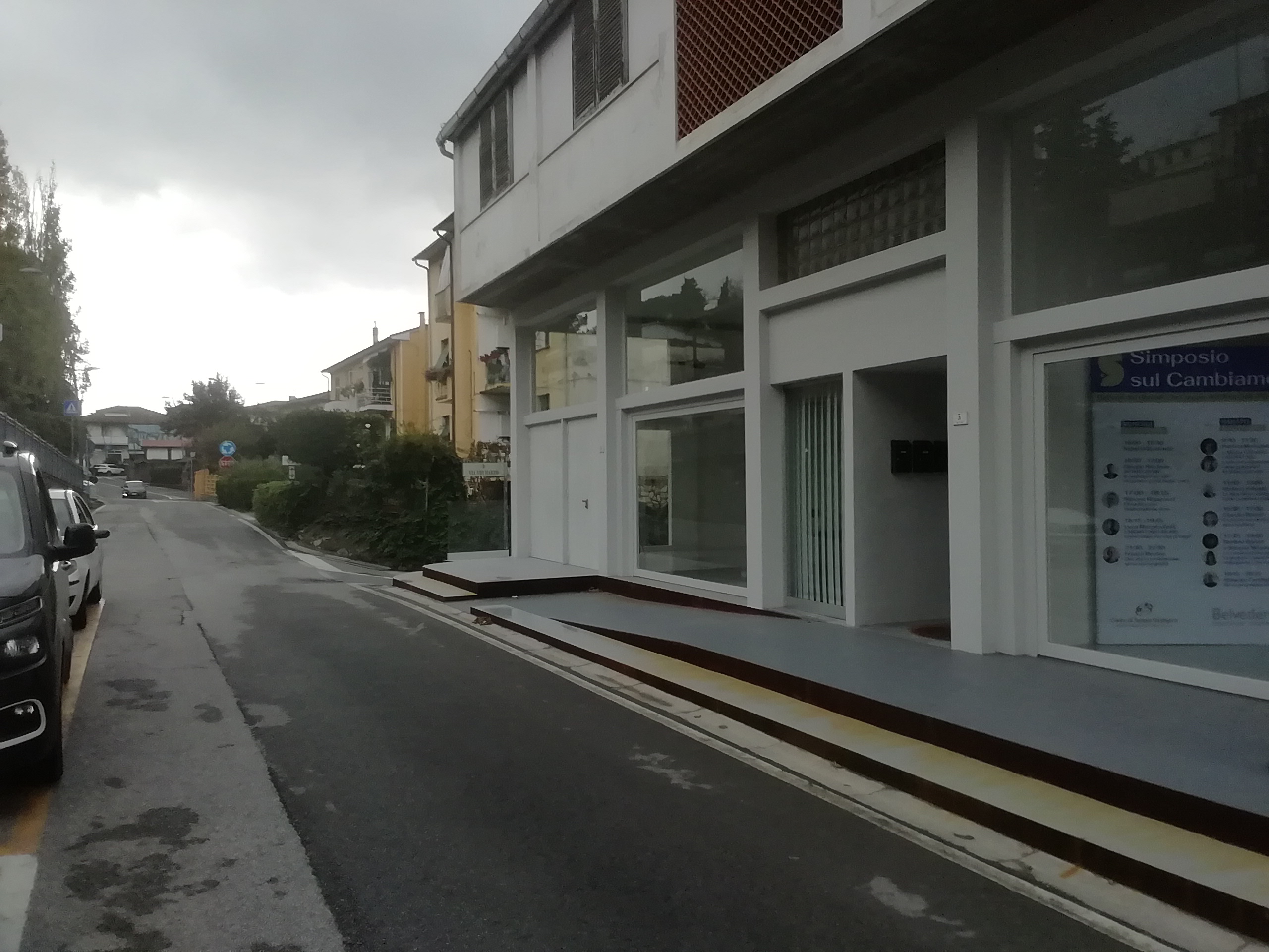 edificio moderno su una strada a corsia singola. una rampa permette l'accesso