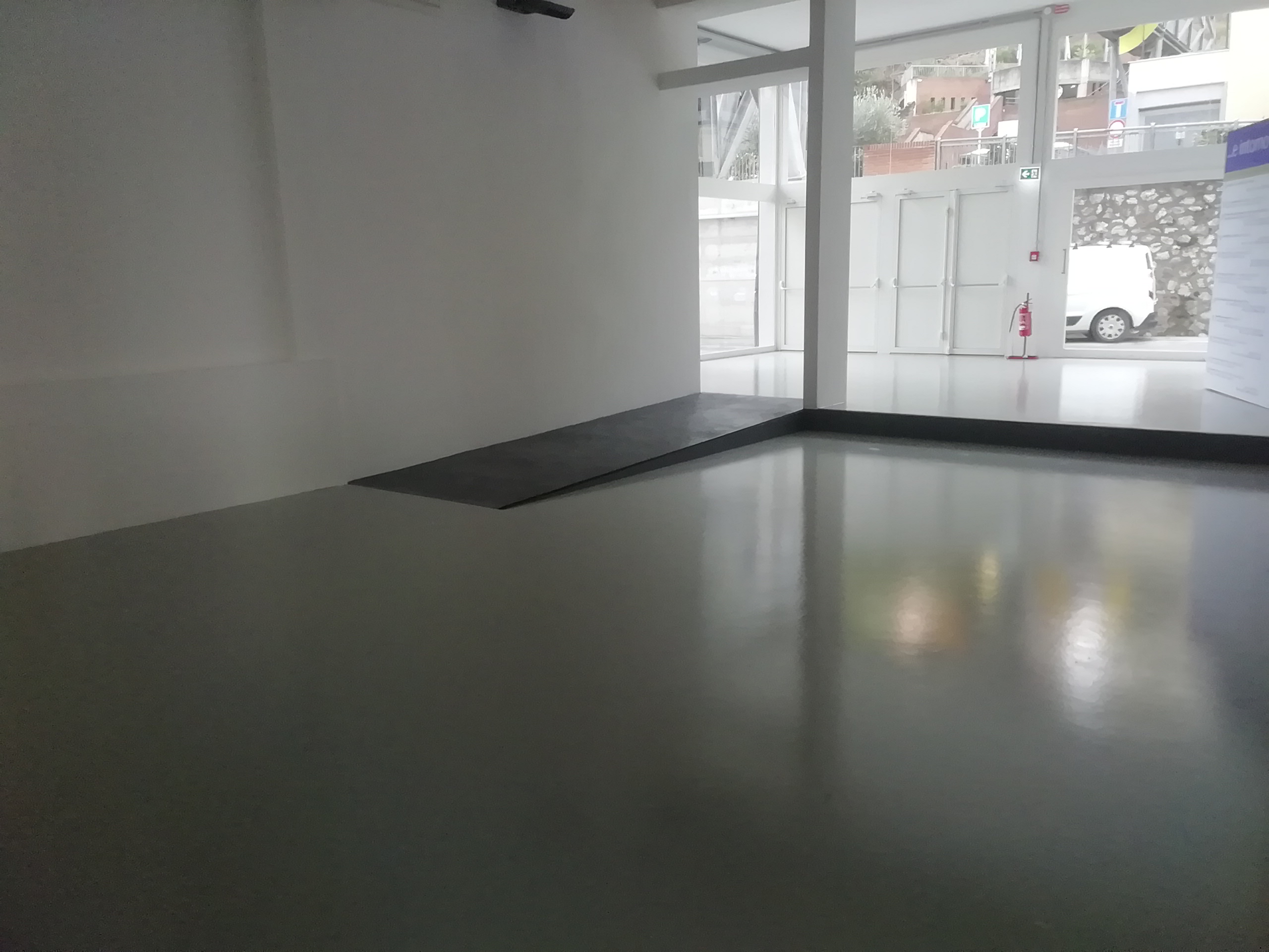 una rampa all'interno dell'ingresso permette l'accesso alla sala congressi.