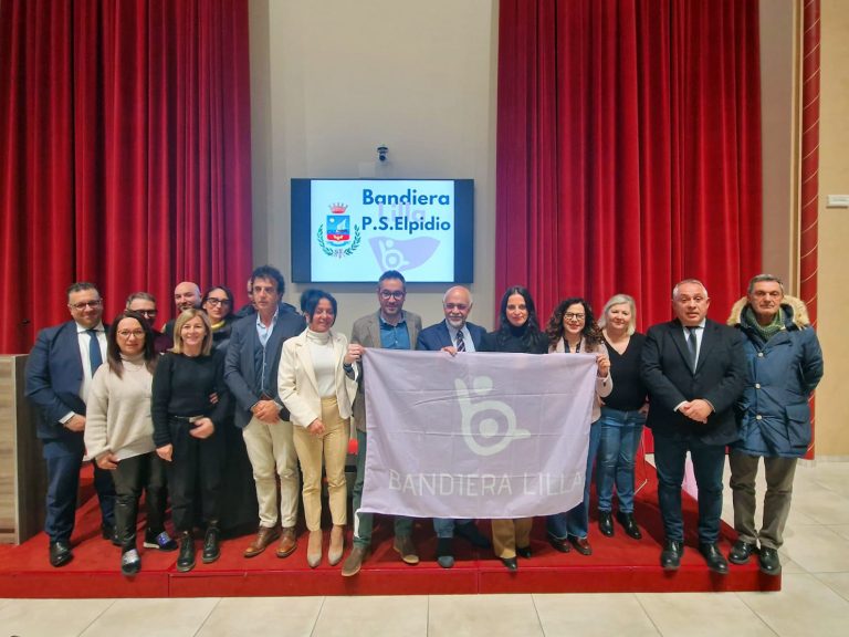 Il presidente di Bandiera Lilla Roberto Bazzano posa con la Bandiera e la giunta comunale di Porto Sant'Elpidio