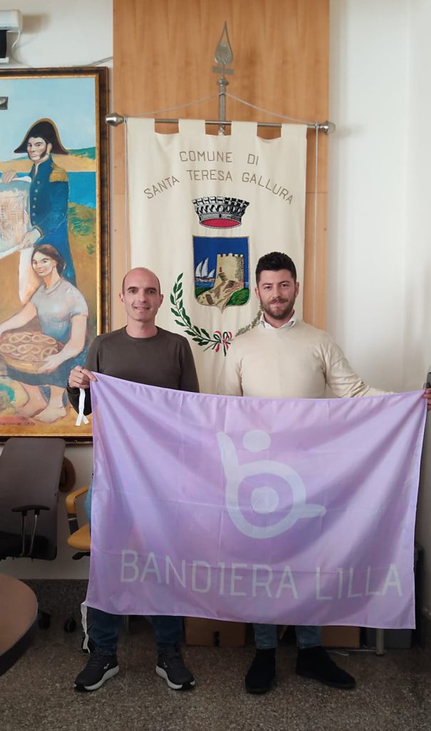 Il direttore di Bandiera Lilla posa con l'assessore di Santa Teresa di Gallura