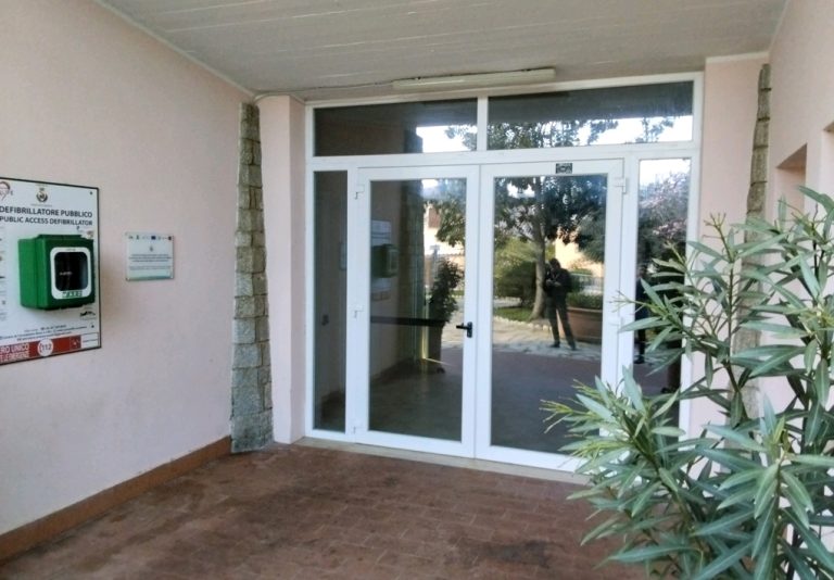 una porta a vetri si affaccia su un piccolo ingresso