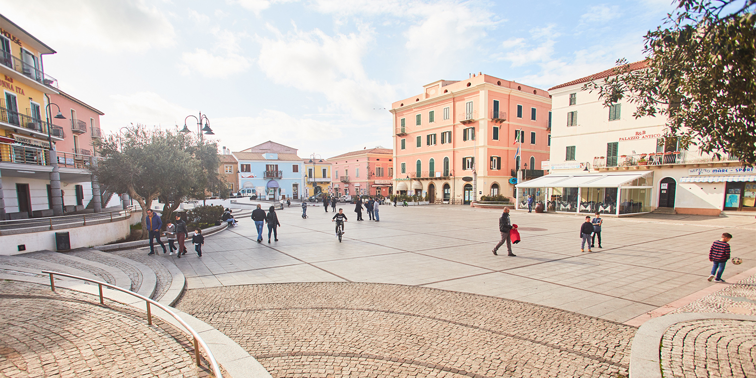 nella piazza centrale della città le persone si incrociano durante le attività della giornata
