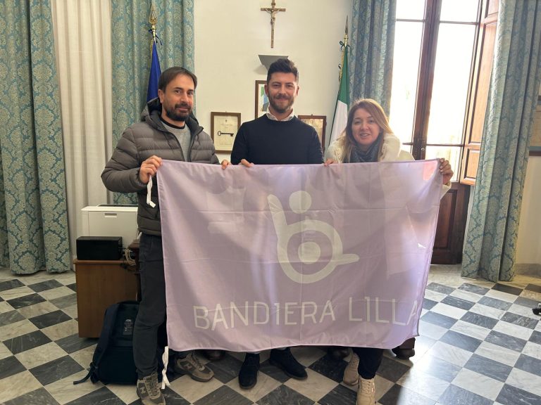 Il direttore di Bandiera Lilla consegna la Bandiera al Comune
