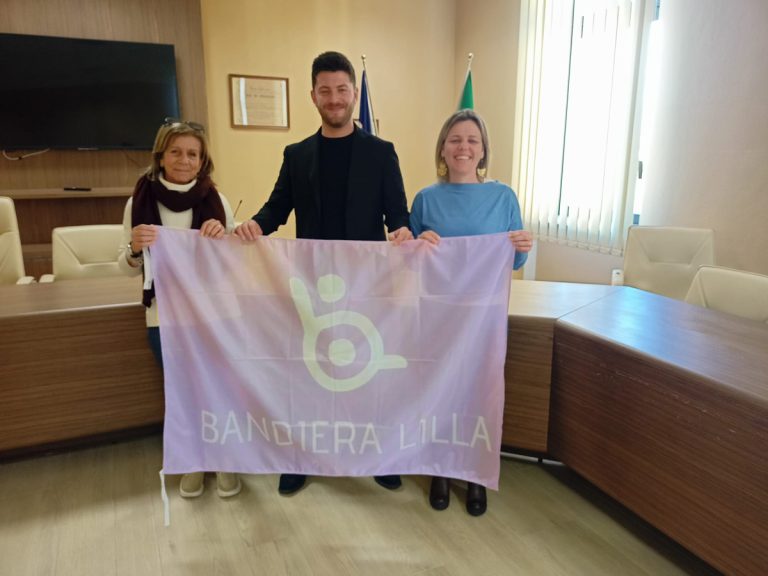 Il direttore di Bandiera Lilla posa con il Sindaco e l'assessore di Marciana Marina