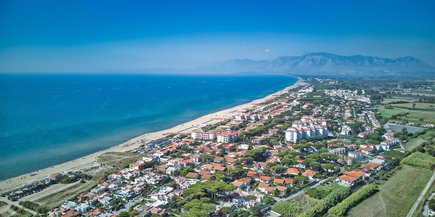 una vista aerea della costa