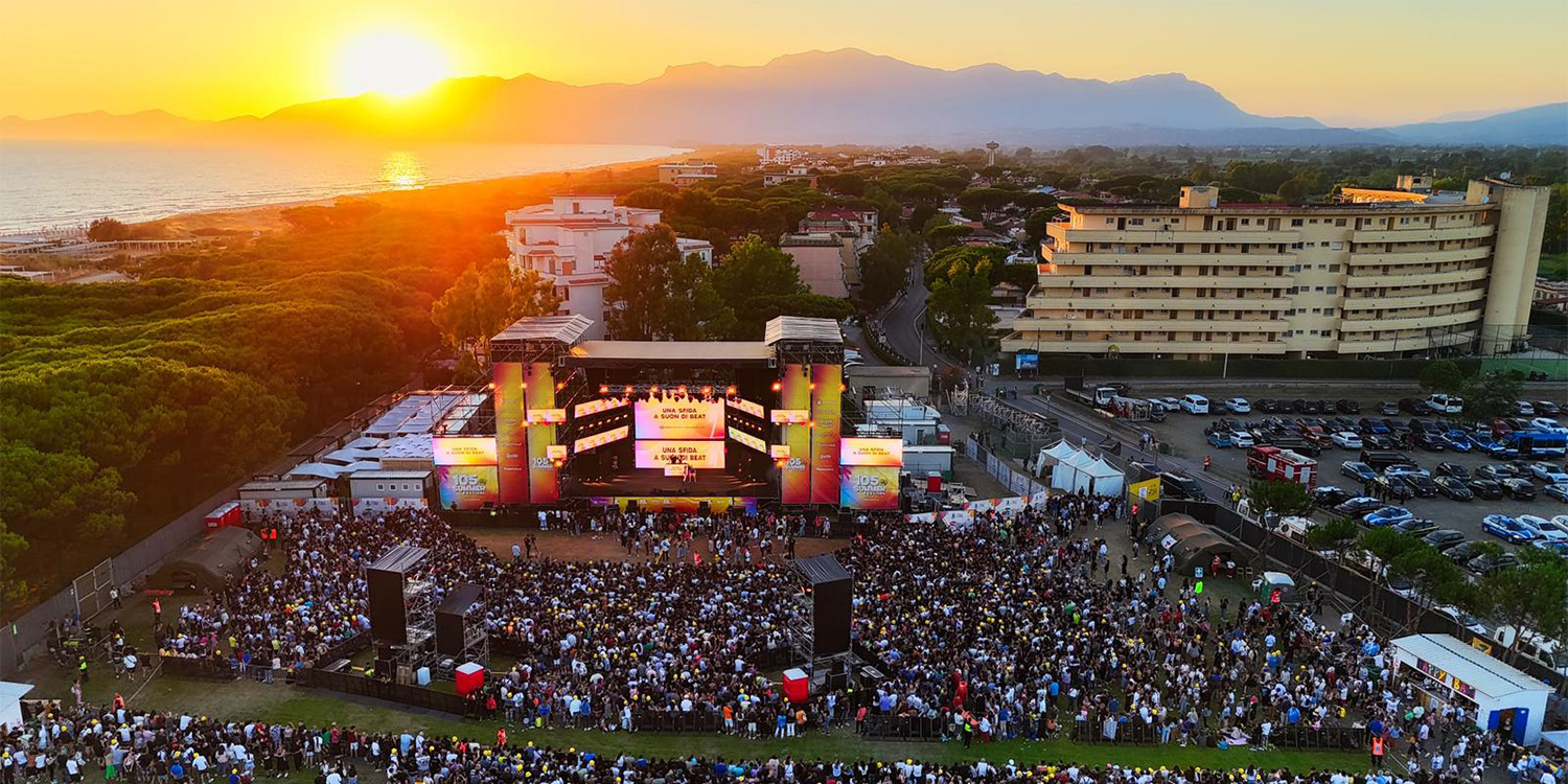 una vista aerea di un grande concerto in un parco vicino al mare
