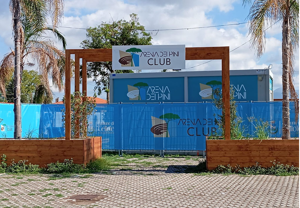 Entrata nella zona spettacoli "Club", attraverso un portale in legno. L'accesso è su un corridoio delimitato da recinzioni per la zona palco