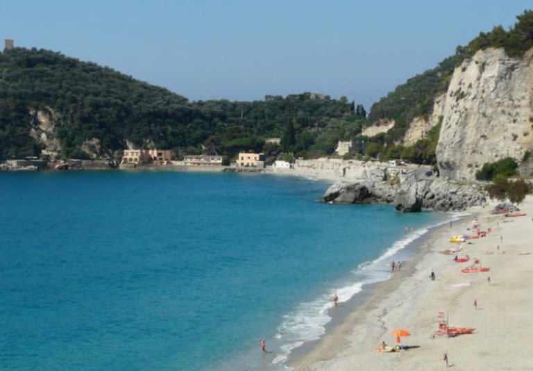 una lunga spiaggia di sabbia in un'insenatura.