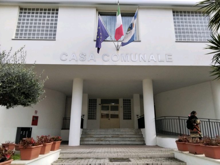 L'entrata del municipio, un edificio moderno con una rampa laterale di accesso.