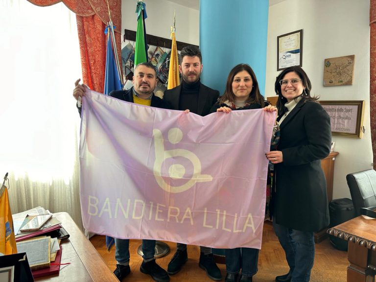 il direttore di Bandiera Lilla Alessandro Fiore consegna la Bandiera all'amministrazione di Cellole