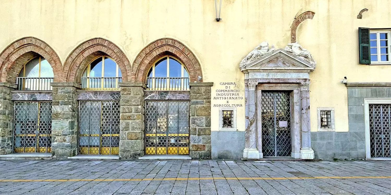 un palazzo storico si affaccia su una strada lastrica