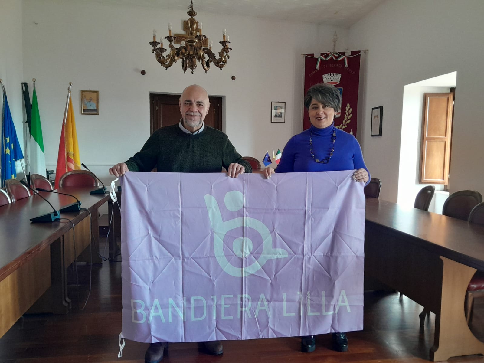 Il presidente di Bandiera Lilla posa con il sindaco di Geraci Siculo e la bandiera