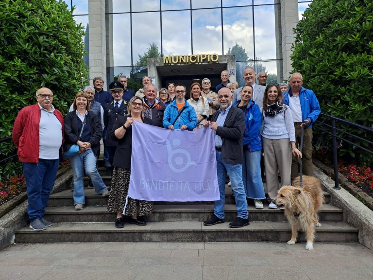 il presidente di Bandiera Lilla posa con la Giunta Comunale al termine della consegna ufficiale della Bandiera Lilla