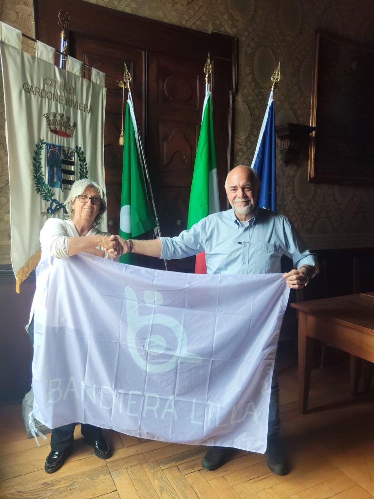 Il presidente di Bandiera Lilla consegna la Bandiera al Comune di Gardone