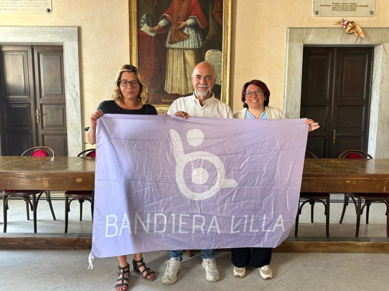 Il presidente di Bandiera Lilla posa durante la consegna del riconoscimento con il Sindaco e l'Assessore di Sarzana