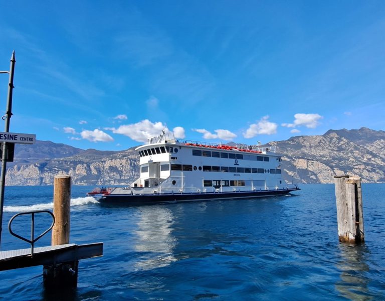 un battello moderno sul lago calmo