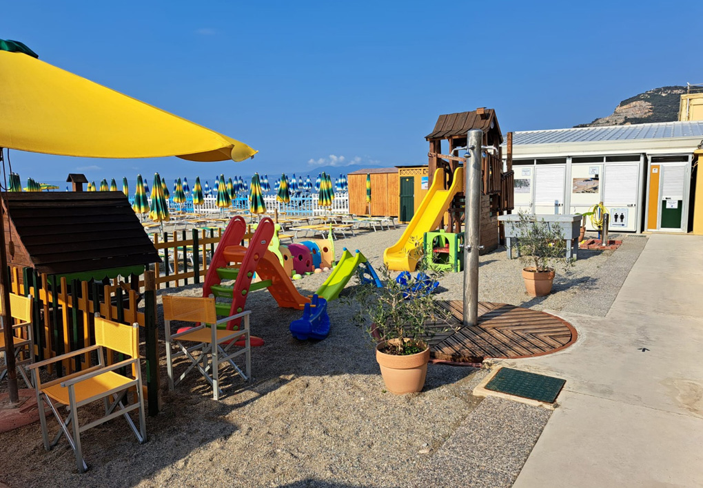 Area giochi per bambini con doccia all'aperto