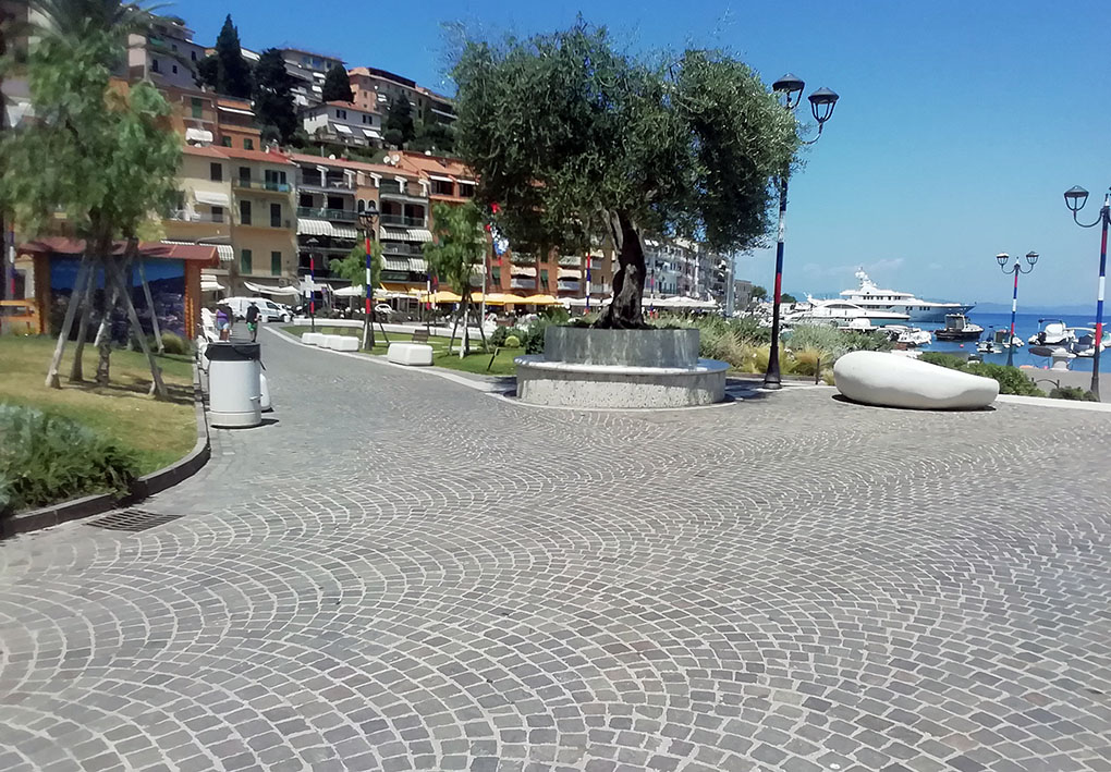 Passeggiata sul lungomare con marciapiede largo e uniforme, rampe d’accesso, panchine accessibili e lampioni senza ostacoli.