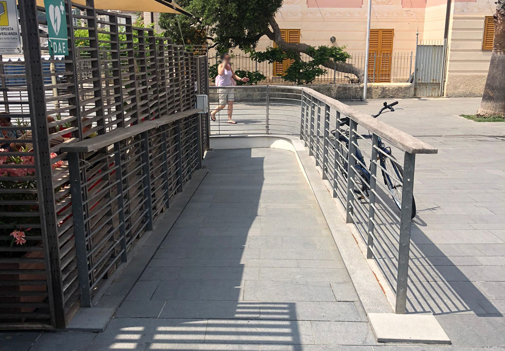 una rampa lunga con una discesa dolce collega il lungomare e la spiaggia