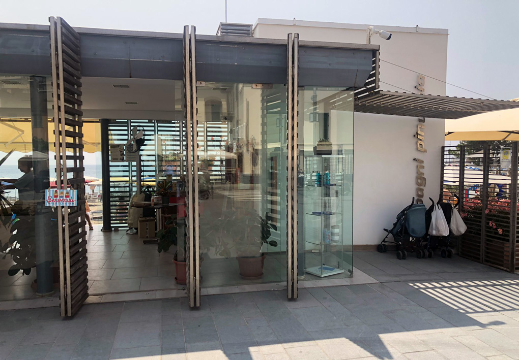 Ingresso dello stabilimento, una moderna costruzione di vetro a livello passeggiata