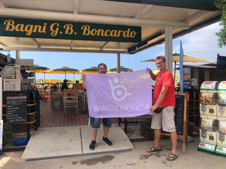 Il responsabile del settore aziende di Bandiera Lilla, Paolo Rogna, consegna il riconoscimento Bandiera Lilla Approved al gestore dei Bagni G.B. Boncardo