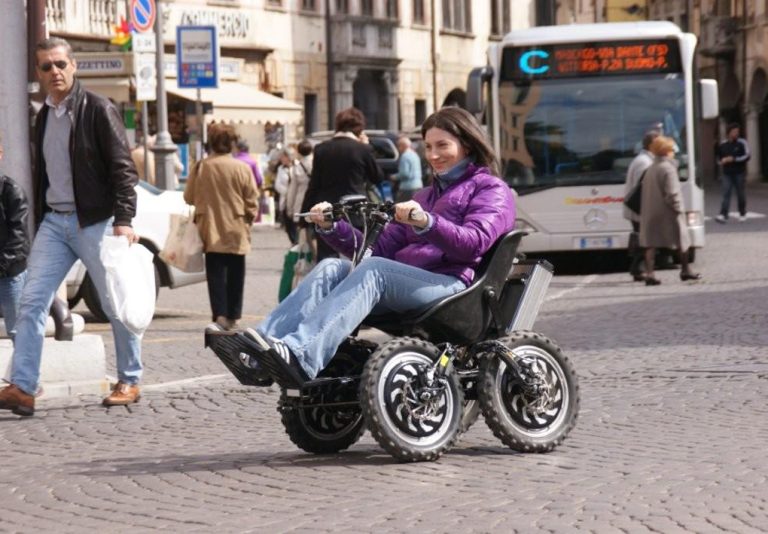 Una persona usa zoom nella strada lastricata di un centro città