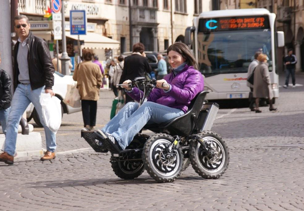 Una persona usa zoom nella strada lastricata di un centro città