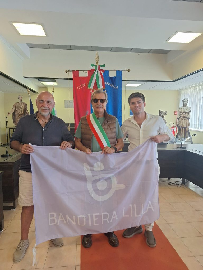 il presidente posa con il sindaco e l'assessore di Santa Marinella durante l'evento di consegna della Bandiera Lilla