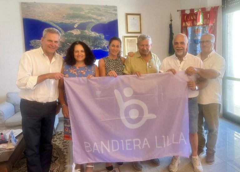 Il presidente di Bandiera Lilla posa con la giunta Comunale di Monte Argentario al momento della consegna del riconoscimento