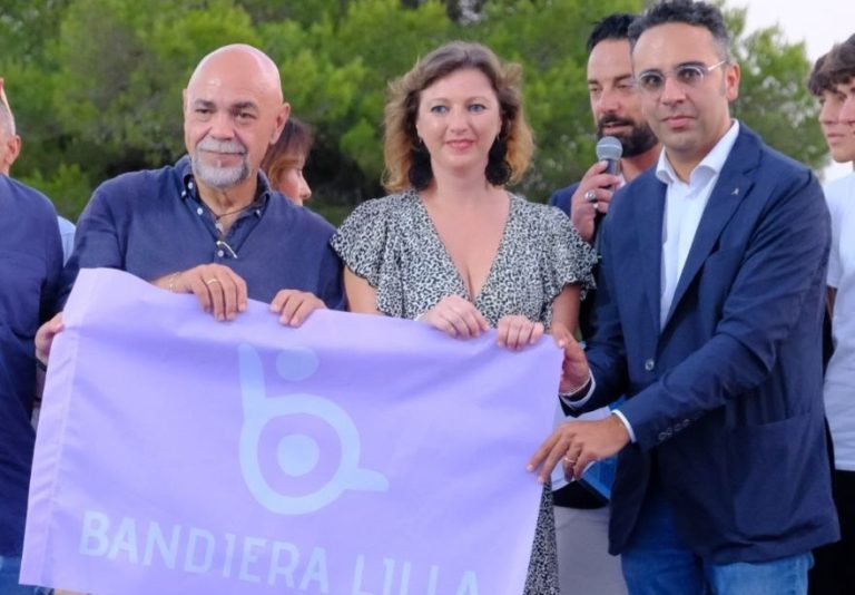 Il presidente di Bandiera Lilla posa con l'assessore e il sindaco di Ginosa in occasione della consegna della Bandiera Lilla