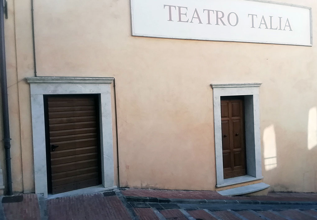 esterno edificio con porte di accesso