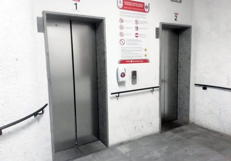 ascensori di accesso, presenti corrimano e distributore di amuchina