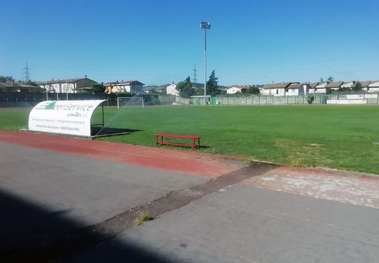 Stadio con pavimentazione adatta alla corsa e erba ben curata. spazio accessibile e ben attrezzato
