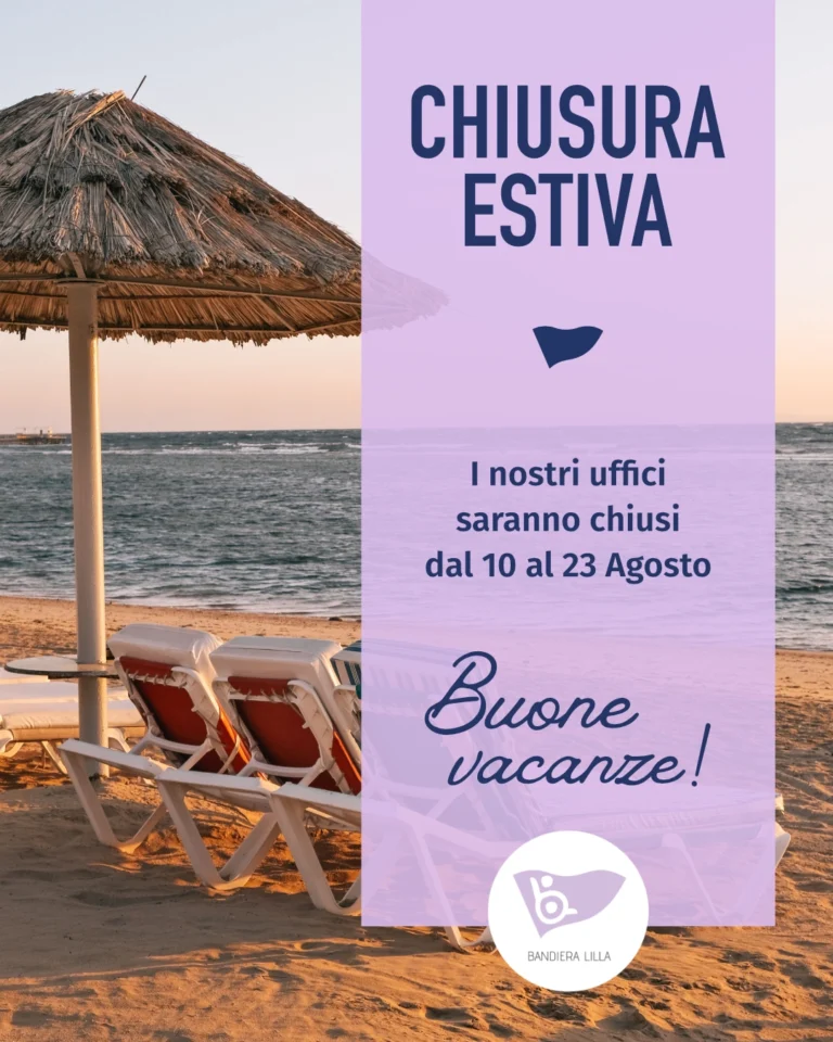 Locandina per la chiusura estiva con sfondo di una spiaggia, ombrellone in paglia e lettini. Testo: "Chiusura Estiva - I nostri uffici saranno chiusi dal 10 al 23 Agosto - Buone vacanze!". In basso compare il logo di Bandiera Lilla.